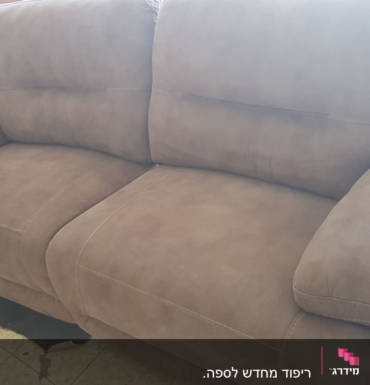 ספה חומה עם ריפוד מרופד ורך